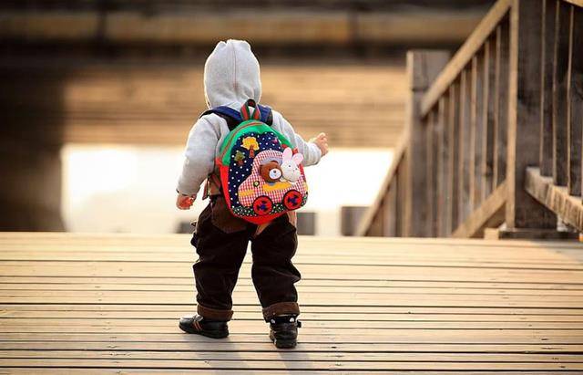 小孩|资历深的幼师告诉你：第一天上幼儿园不哭的小孩，出于这4种家庭