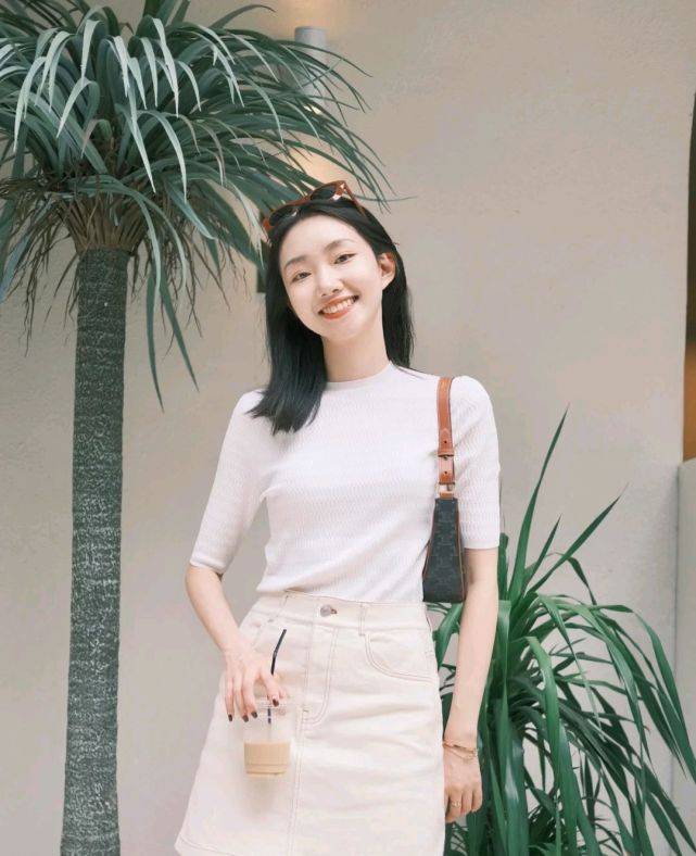 短裙|夏日穿搭要以简约实用为主，合适的穿搭，能把整个人衬得更有魅力