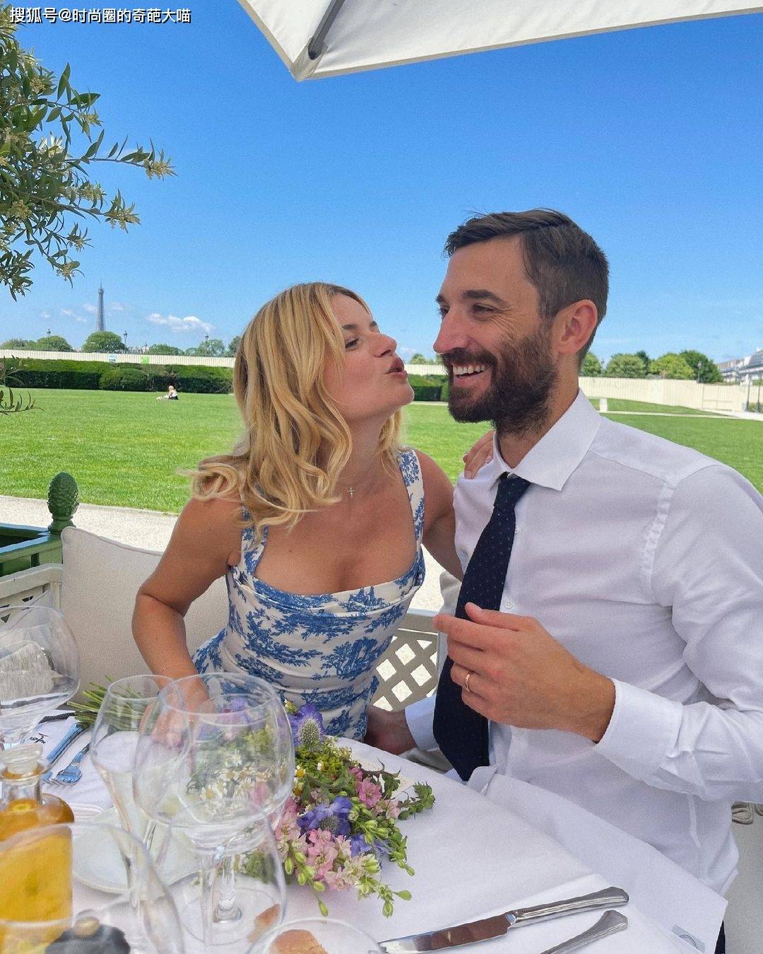 造型|繁琐的婚纱不再流行，吊带裙西装造型深受新娘喜爱，简单优雅