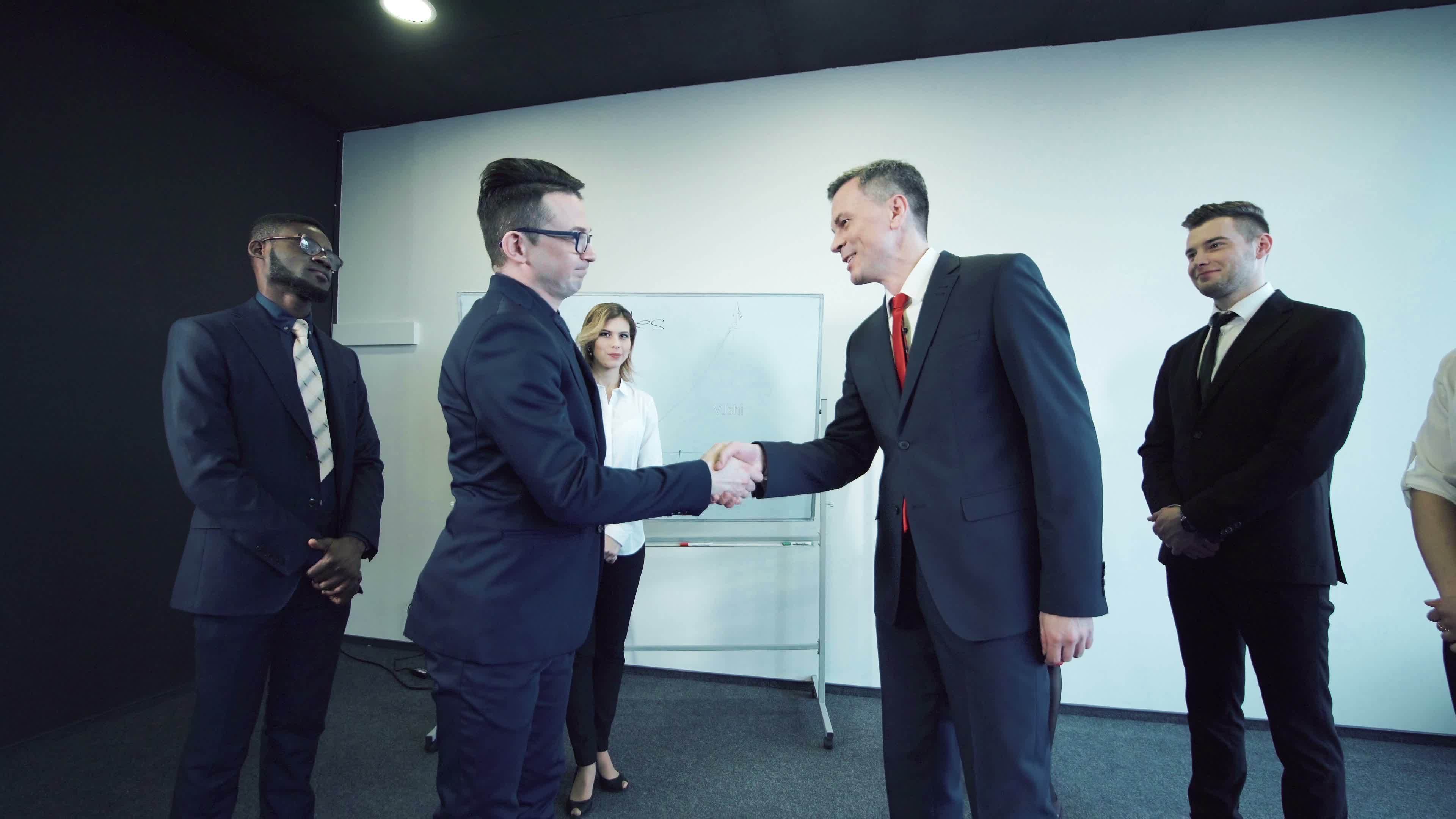 美国种族收入差距:亚裔最高,黑人并非最低