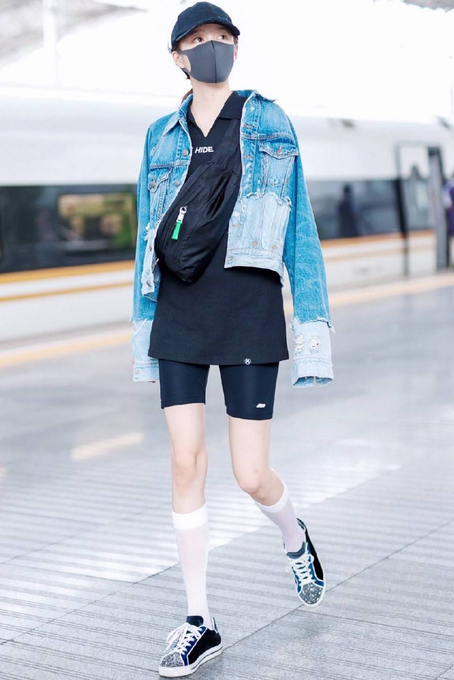 增加了|关晓彤把短裙穿成T恤，搭配“自行车裤”，秀出逆天大长腿