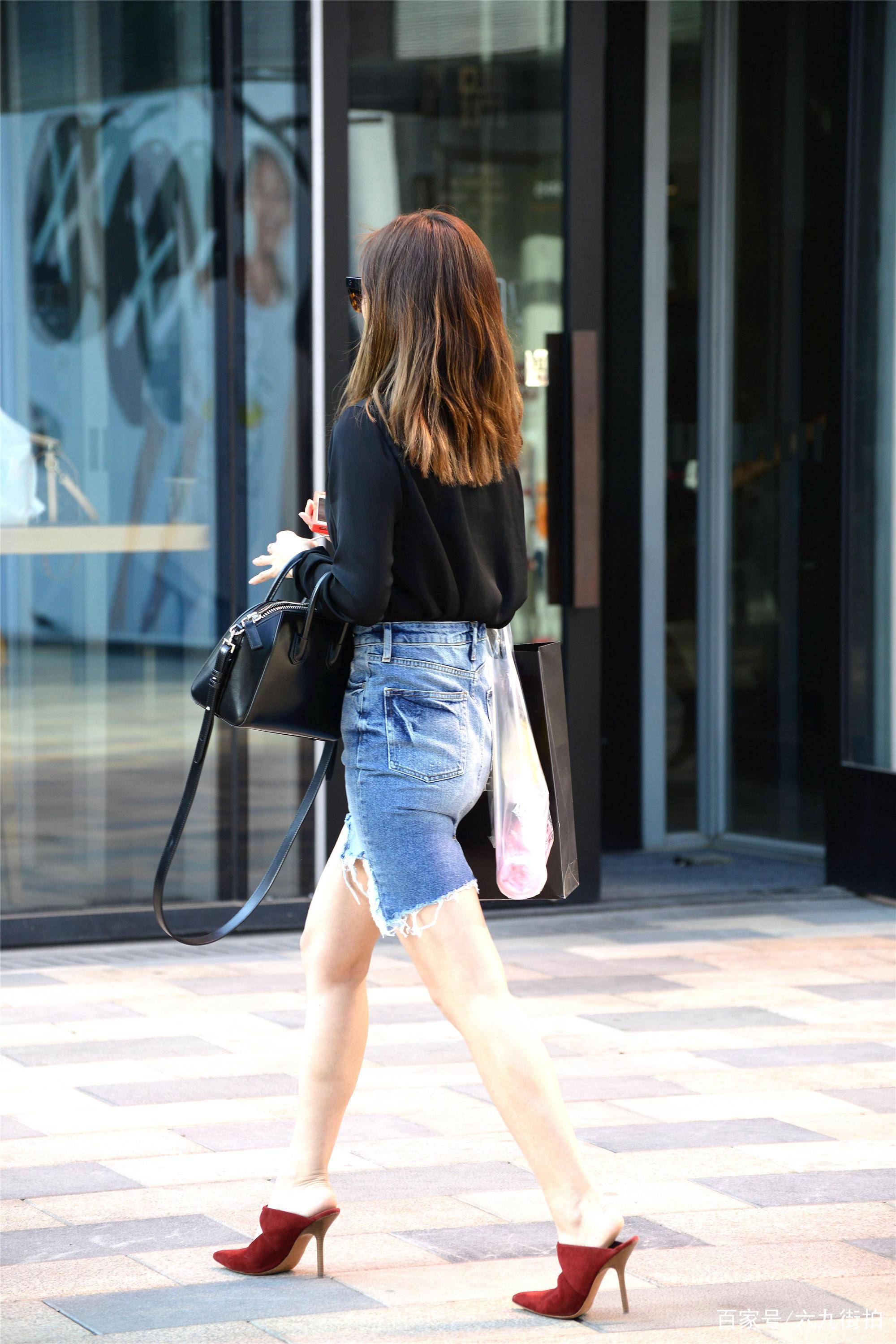 生活|穿高跟鞋的姑娘,裙子破了还不扔,穿出别样的时尚感