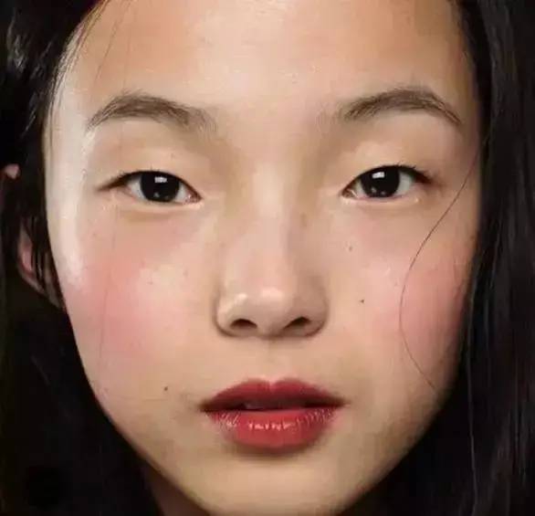 因为|Lisa跟小松菜奈架构一毛一样，气质差异是因为五官更分散？