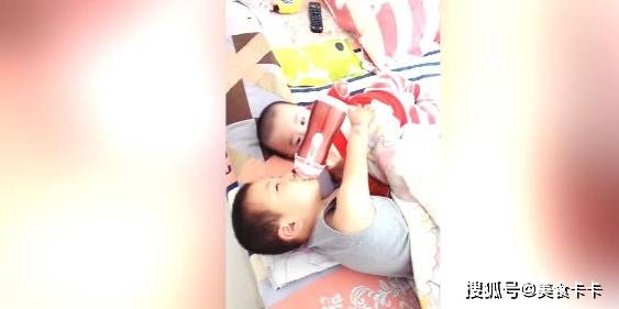 什么|哥哥边喝奶边哄弟弟睡觉，弟弟却一脸的羡慕，网友：分一口吧