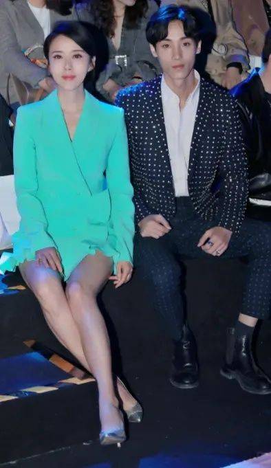 皱纹|颜丹晨的素颜算好的，虽也有些褶子，但皮肤很紧致一点不显老！