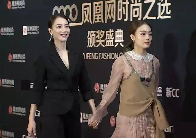 花花|港星出席时尚活动：郑秀文像花花蝴蝶，徐濠萦染金发显非主流