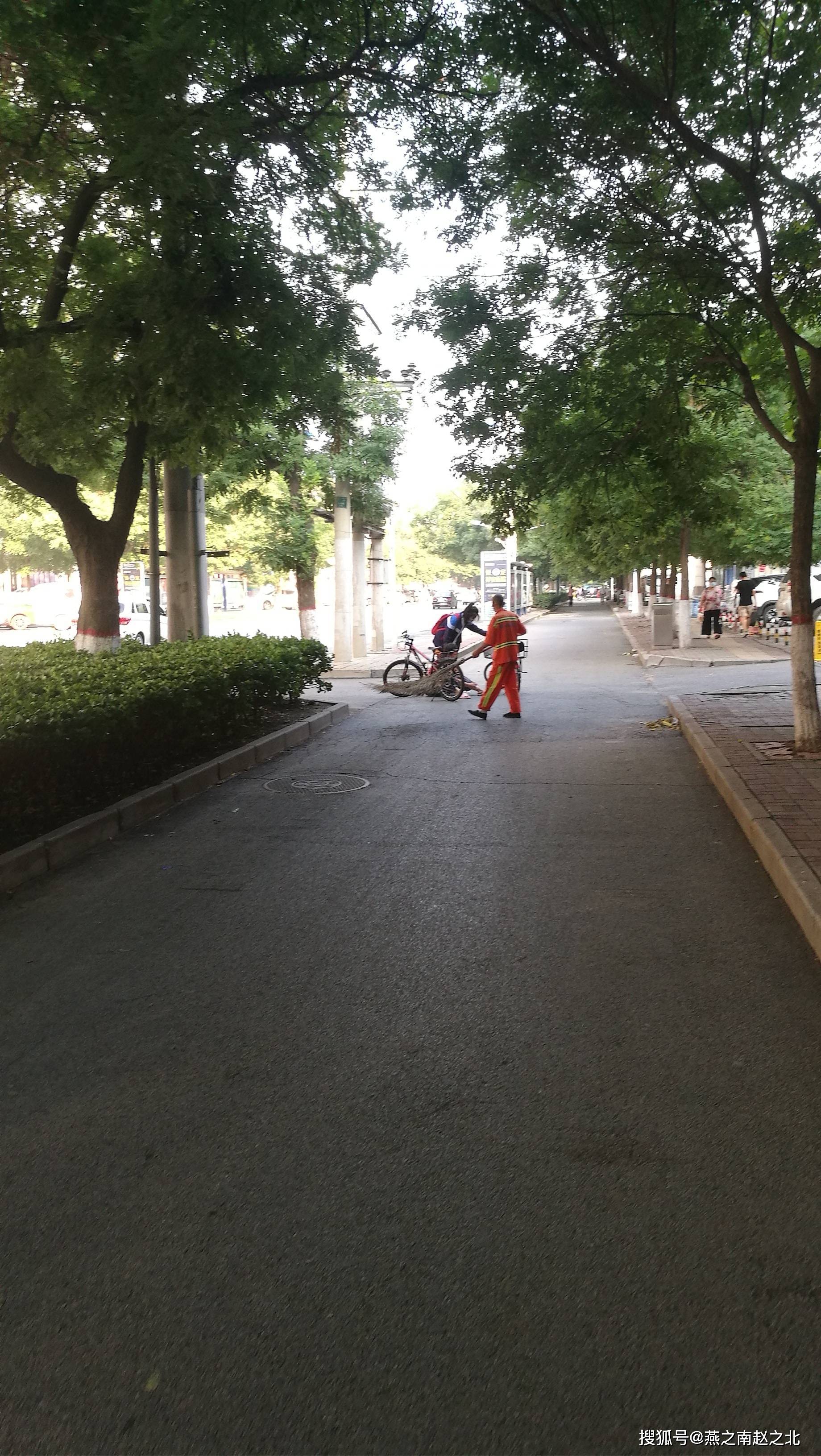 保定街头发生的一幕为这位豁达老人点赞