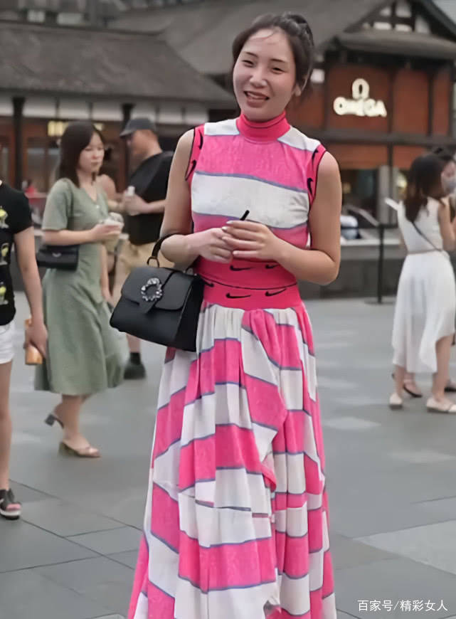 耐克|街头火了套“山寨耐克裙”,长得像巨土的花床单,收藏好别买错!