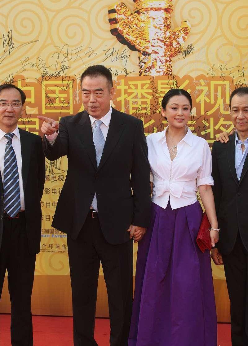 好身材|陈凯歌的老婆不是一般人，穿素色气场很强，包臀裙展现好身材