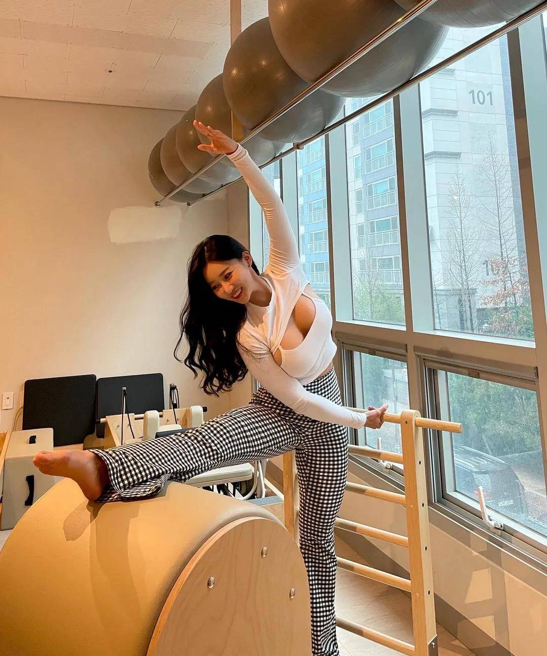 从小胖妞变身蜂腰翘臀"最美女私教",网友纷纷抢着想报课…_jamie