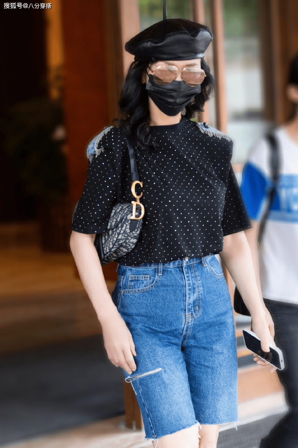 黑色|66岁赵雅芝真会装嫩，波点上衣搭配牛仔短裤俏皮甜美，少女感十足