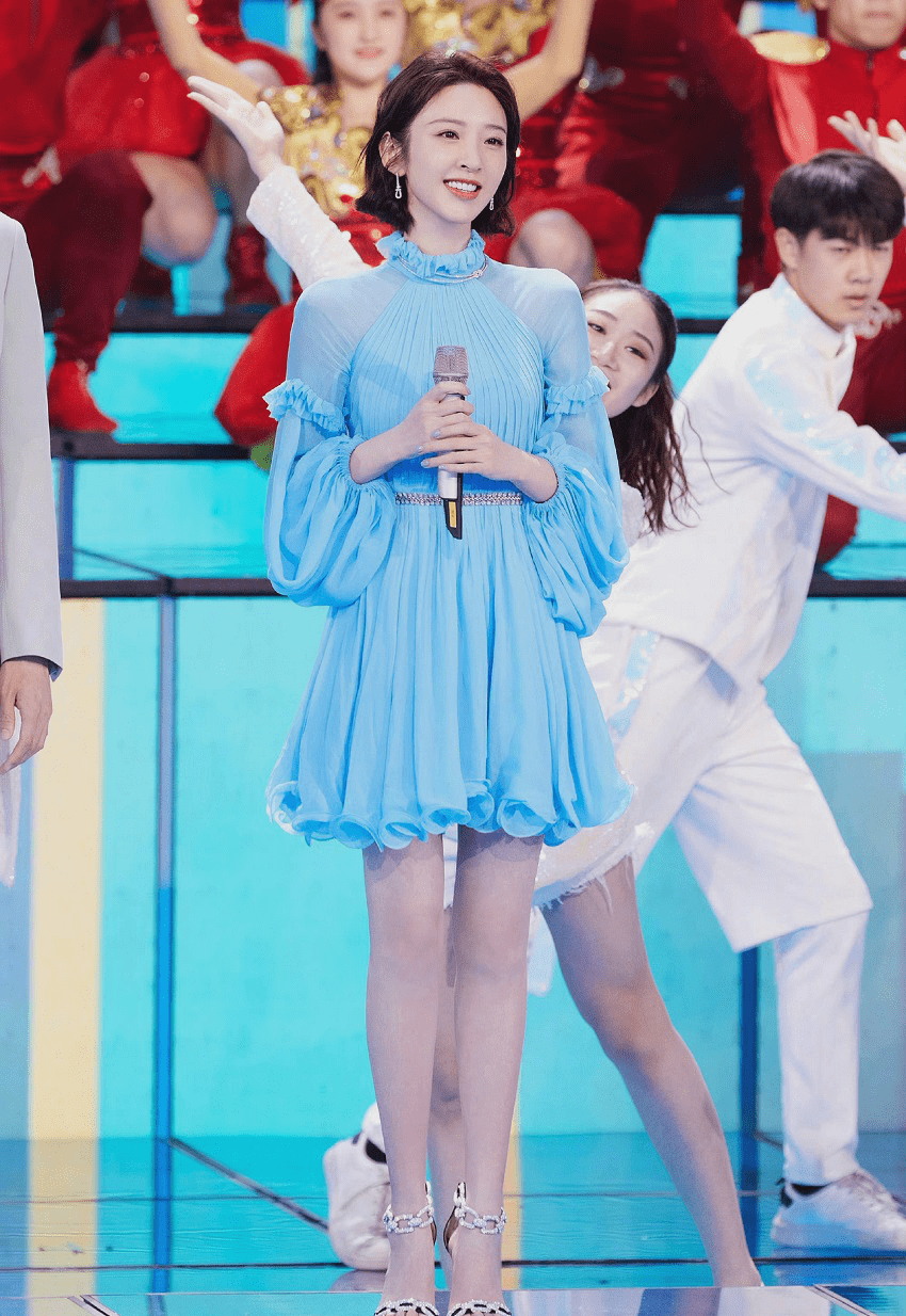 设计|唐艺昕穿纱质裙太仙了，张若昀有福娶到这么好的妻子，越看越登对