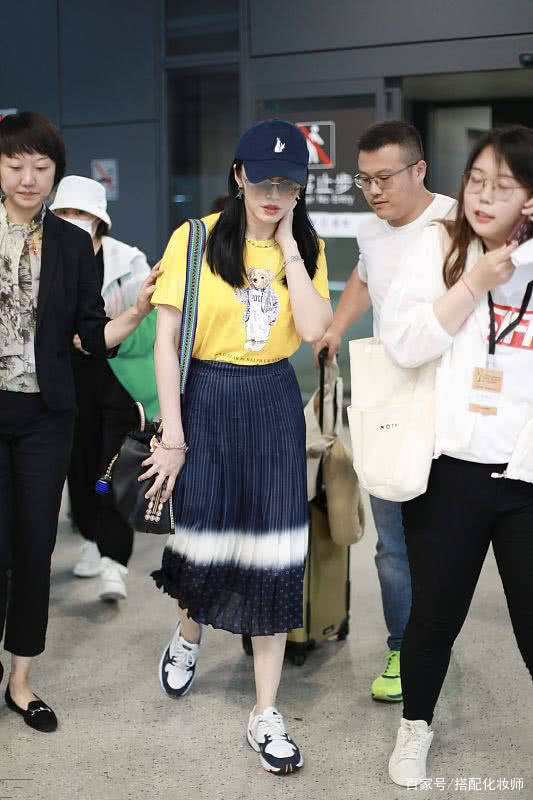 耳坠|姚晨这么会穿怎会显老，卡通款短袖搭半身裙，还是很有少女气息！