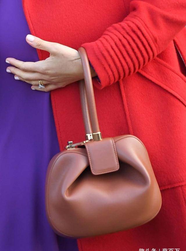 黑色|过臀宽松毛衣考验人,一不小心穿成侏儒,朱莉依然穿出女神风