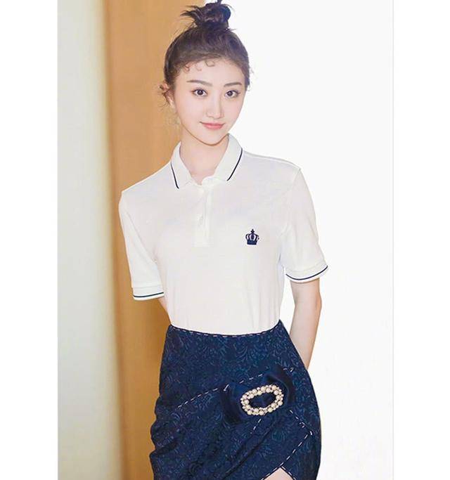 颜色|刘诗诗少女感太强了，短款POLO衫精致可爱，配半裙温柔迷人