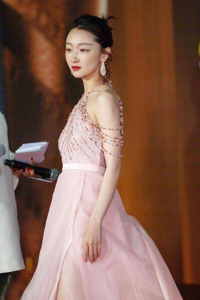 增加了|周冬雨越来越有女人味了,挂脖裙造型优雅精致,没想到气质这么好