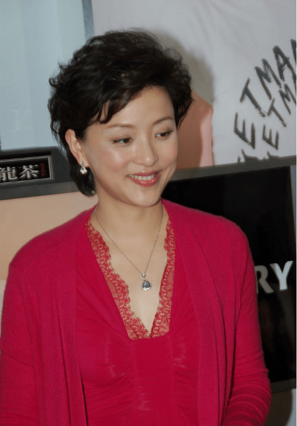 身材|杨澜气质高级文雅,穿玫粉色长裙也照样显老,还好身材有看头