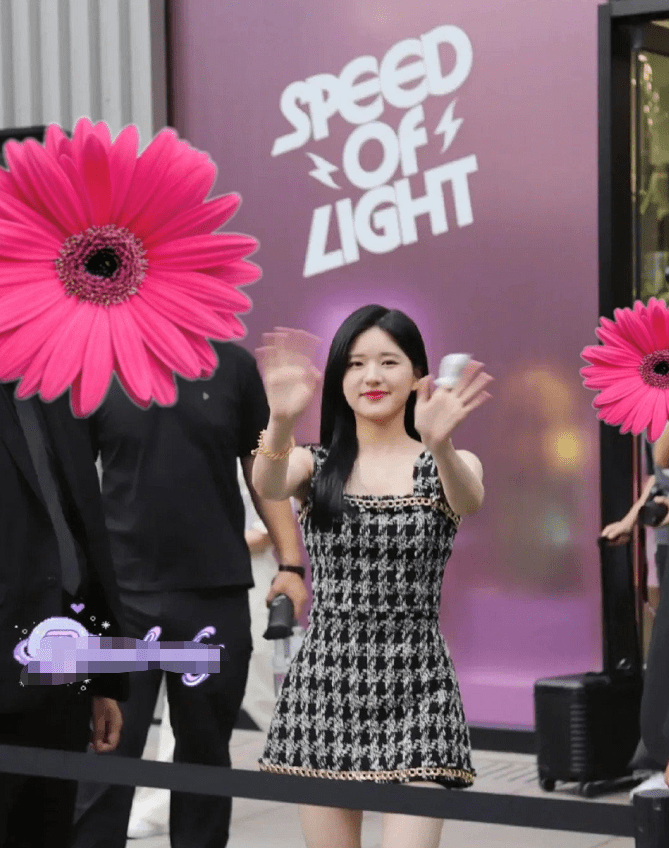 形象|赵露思三里屯生图造型很有优势,人群中真是好小一只,太可爱了