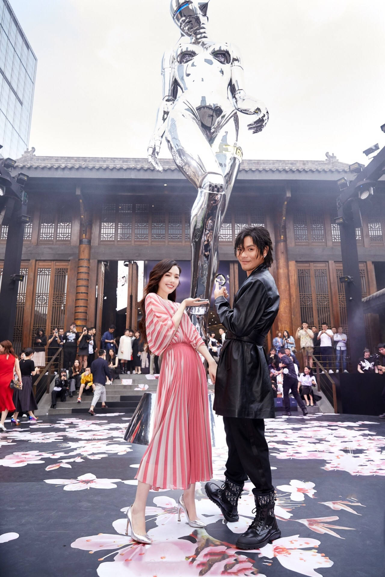郭碧婷|“超模”何穗撞衫郭碧婷，同穿竖纹裙装，一个是秀儿一个宠儿