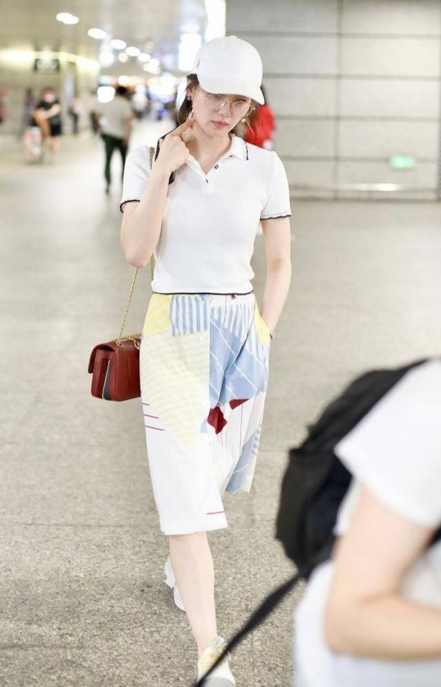 颜色|刘诗诗少女感太强了，短款POLO衫精致可爱，配半裙温柔迷人
