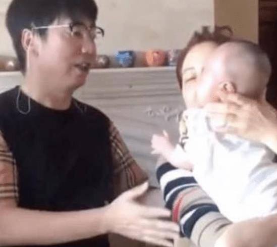 角色|国家一级演员，33岁娶大6岁杭州“百货女王”，今56岁开心当爷爷