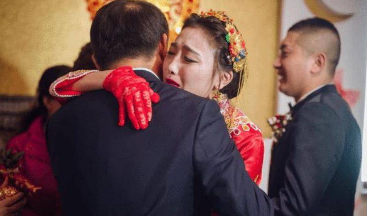 新郎|结婚当天新娘临时加价，要再拿20万彩礼，新郎转头娶别的女人