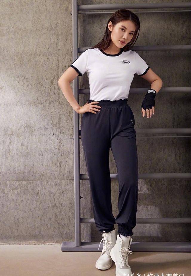 曲线|徐冬冬的大号括号臀太惊艳，穿波点长裙，大秀腰臀比