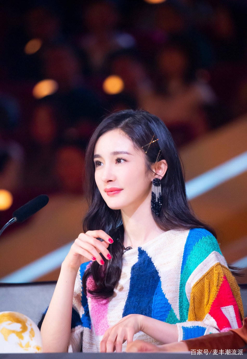 杨幂|杨幂哪像33岁的人，穿彩色拼接针织衫配轻纱短裙，少女感十足