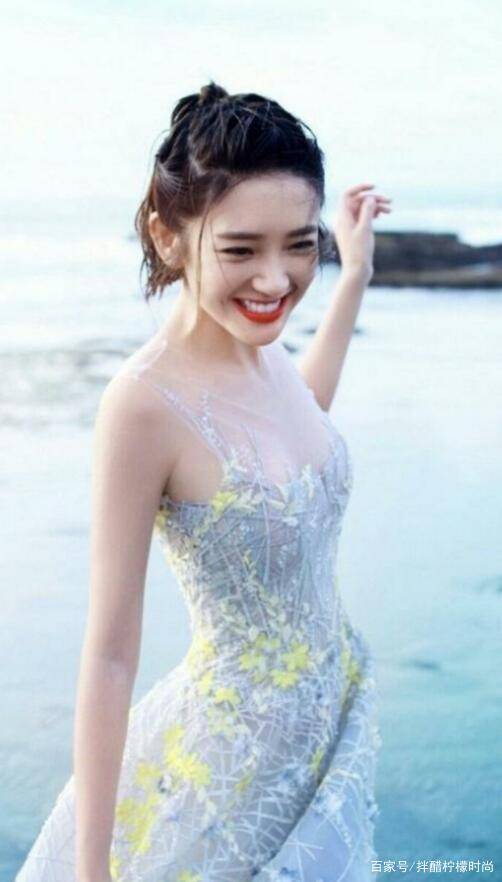 花瓣|被唐艺昕的气质折服，身穿花瓣连衣裙，瞬间秒变小仙女