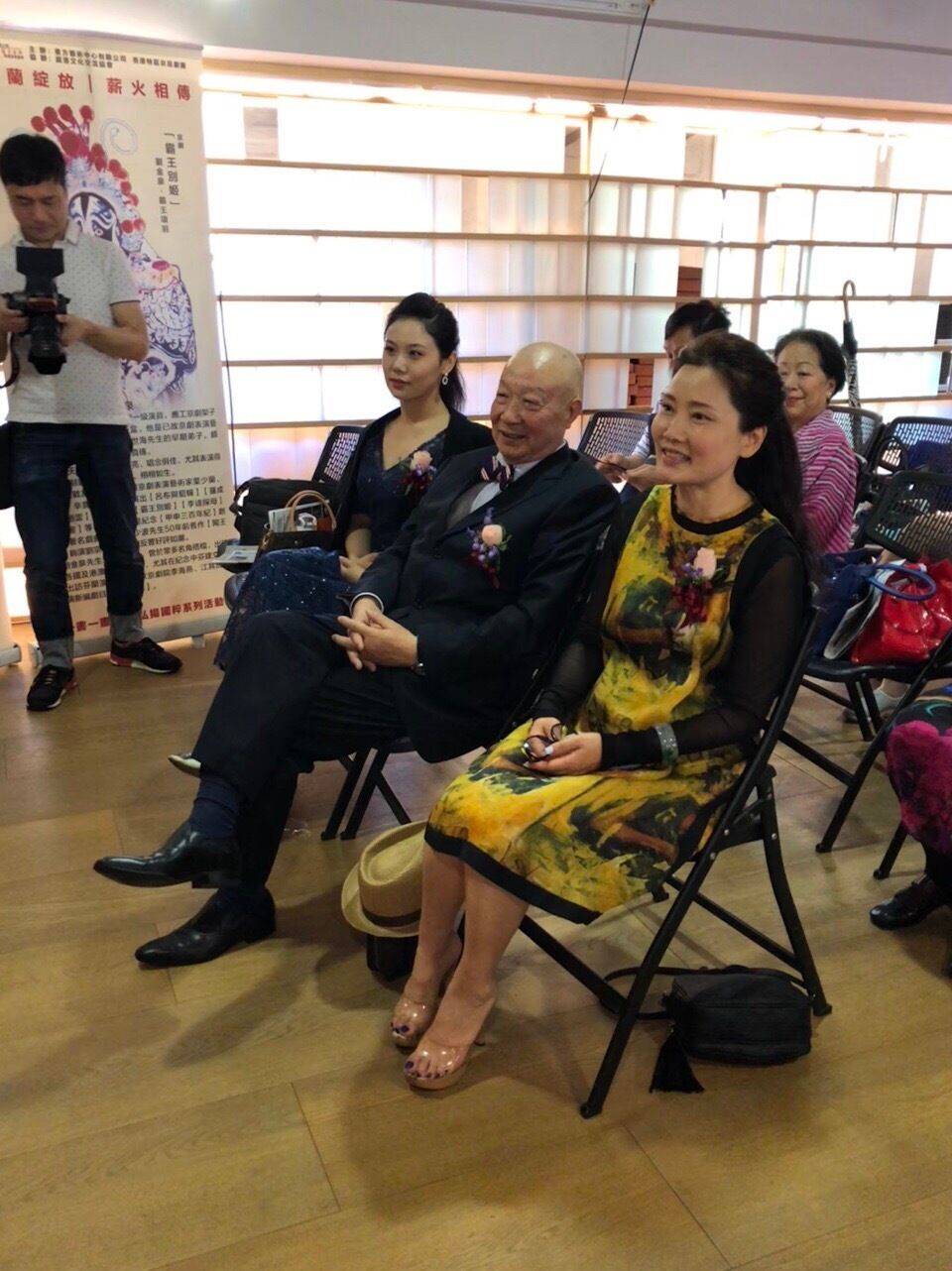 到达|连何赛飞也不真实，58岁的脸又白又没皱纹，但美颜了也难掩老态！