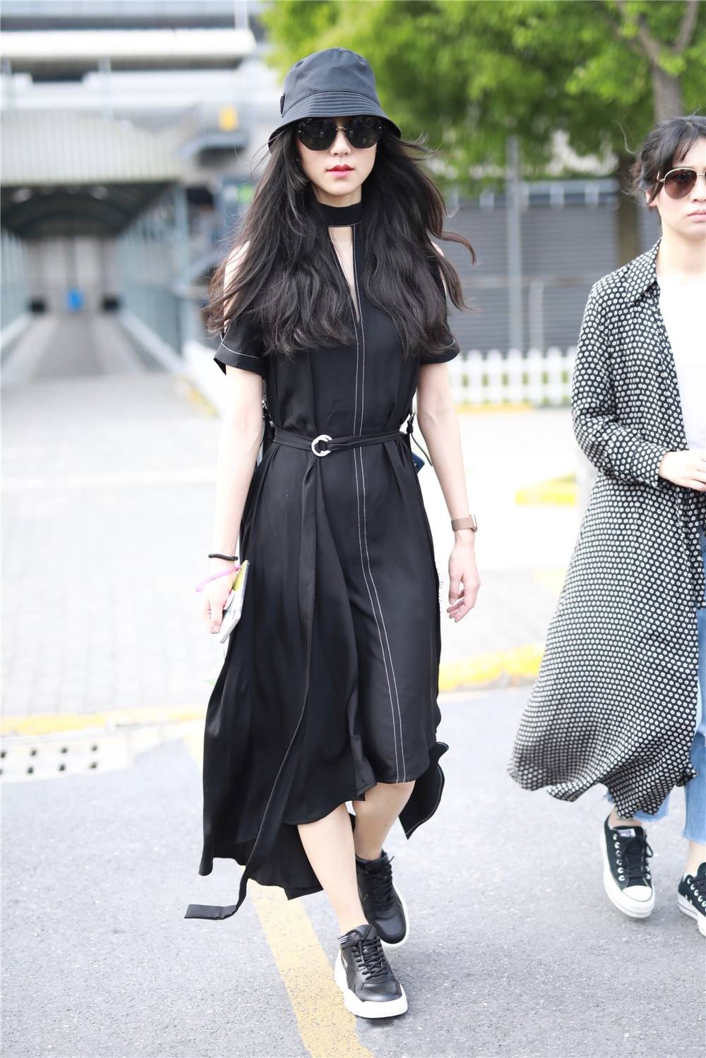 黑色|韩雪美起来真不低调，身穿黑色连衣裙配渔夫帽，少女气质依旧惊艳