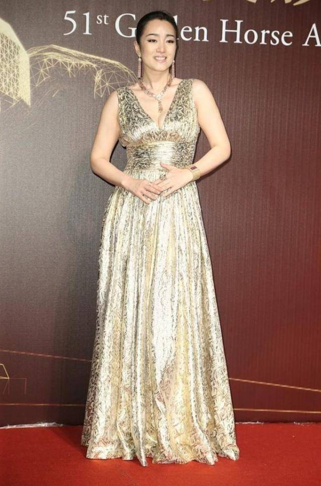 设计|55岁巩俐身材丰满有肉，穿束腰裙参加活动，气质状态不减当年