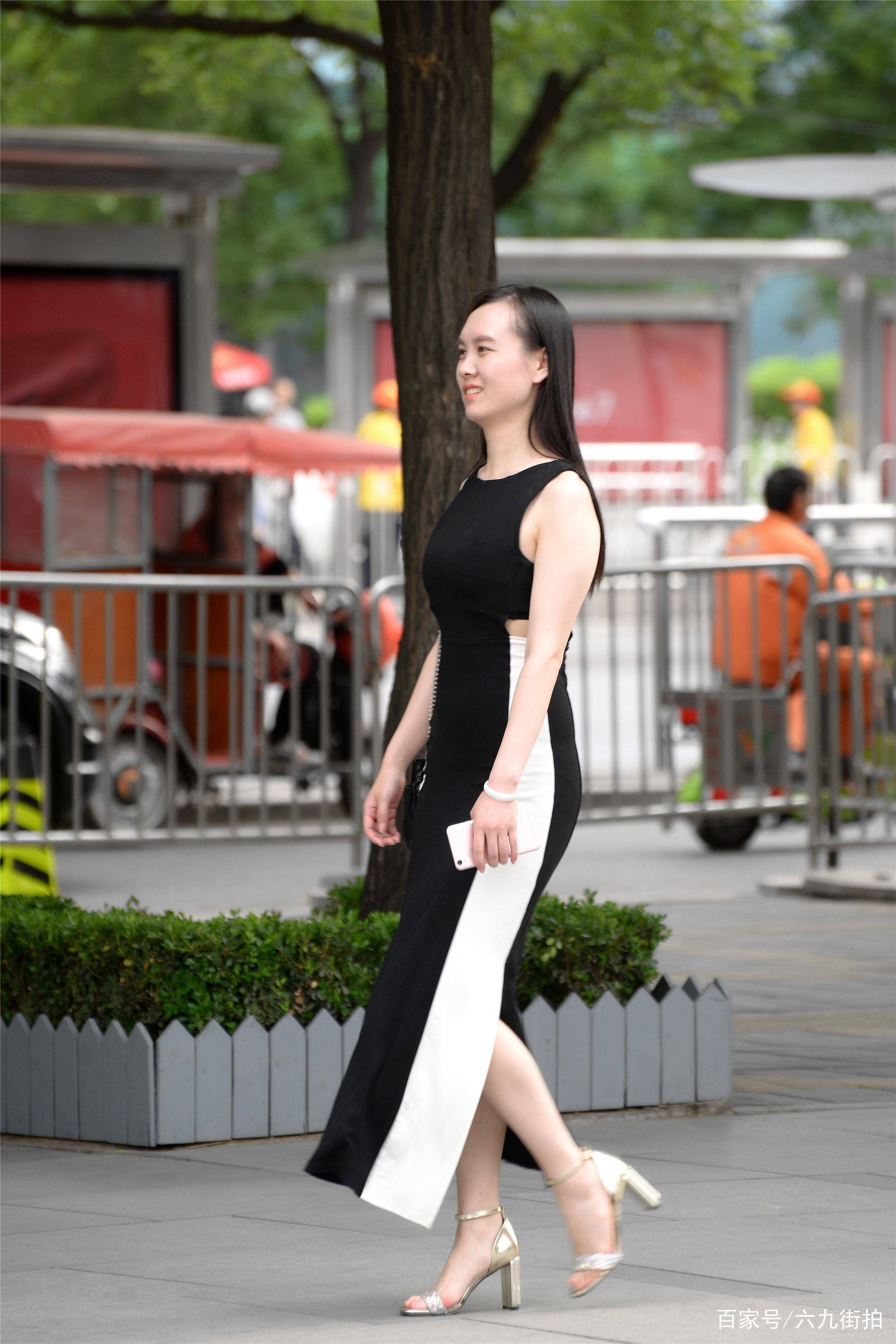 黑色|黑色连衣裙,侧面一条白色装饰,搭配出显身材的效果