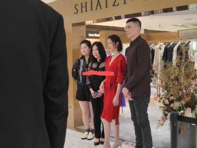 活动|唐艺昕晒日常，穿老公外套甜蜜撒糖，小腹凸起被猜怀上二胎