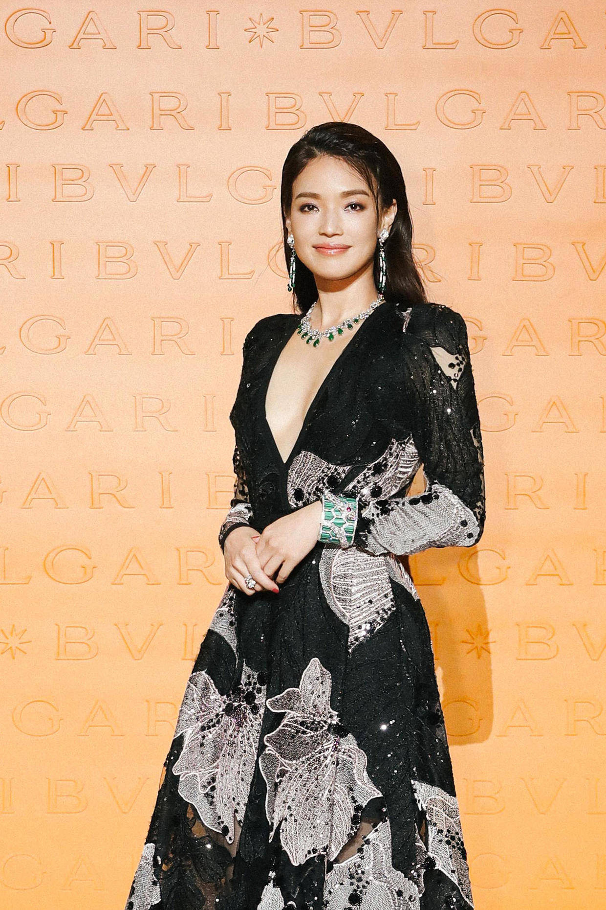 舒淇45岁了依然魅力十足,穿一袭印花礼服裙亮相,高贵优雅又减龄