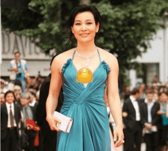 黑色|58岁陈冲一家近照，4个女儿天差地别，老公颜值一言难尽