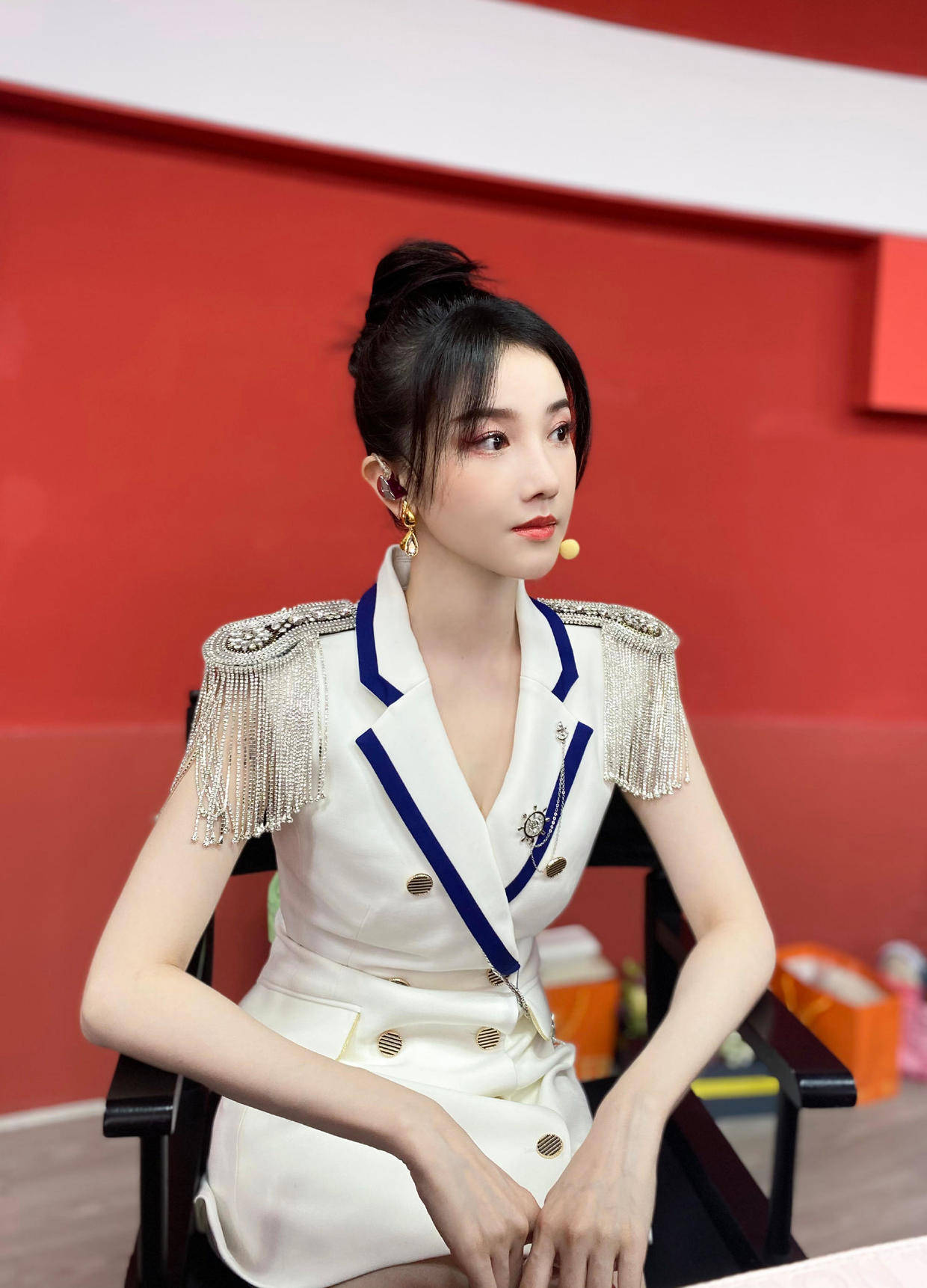 原创陈小纭为减龄又费心思了宽松针织衫配绿色短裤又美又耐看