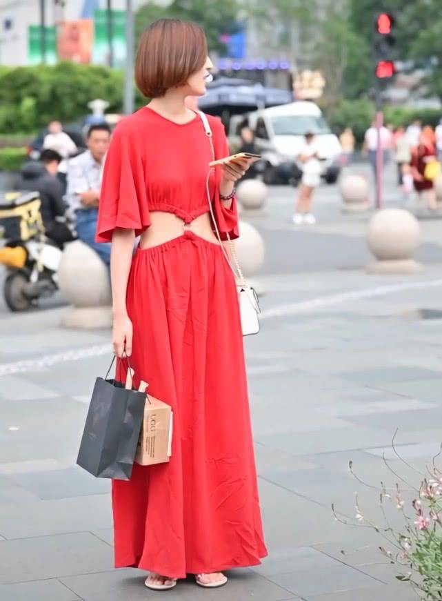 身材|街头出现一款裙子,当看见姑娘穿后秀出“蝴蝶腰”,绝对要火了!