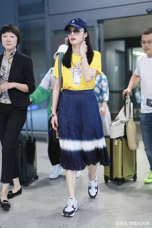 耳坠|姚晨这么会穿怎会显老，卡通款短袖搭半身裙，还是很有少女气息！