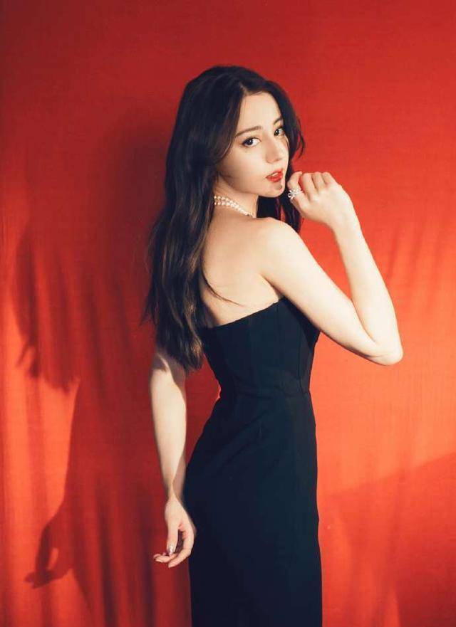 黑色|被迪丽热巴“鸡蛋臀”迷住了，穿小黑裙凹身材，女生看了都心动！