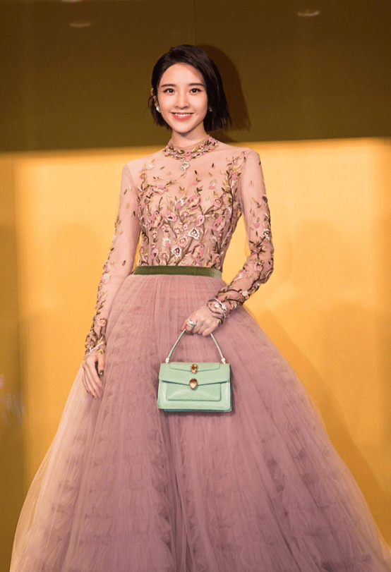 设计|唐艺昕穿纱质裙太仙了，张若昀有福娶到这么好的妻子，越看越登对