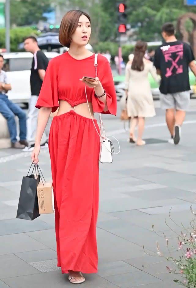 身材|街头出现一款裙子,当看见姑娘穿后秀出“蝴蝶腰”,绝对要火了!