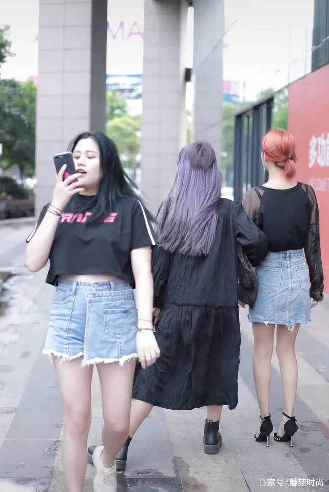 短裙|街头火了一种“二分之三裙”，右腿一条裙左腿两条，成炸街必备！