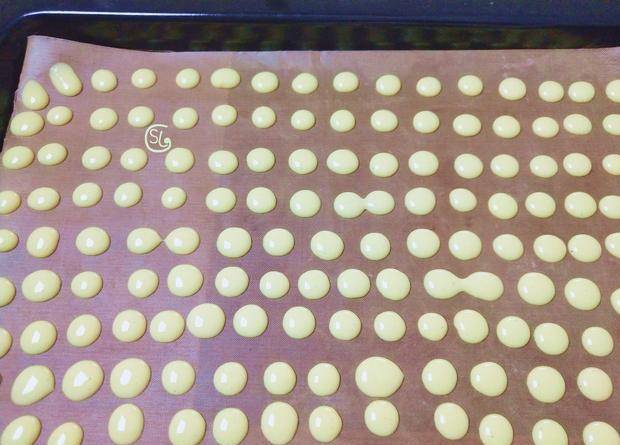 做法|两个蛋黄，一勺奶粉，做出孩子超爱吃的溶豆，入口即化，好看好吃