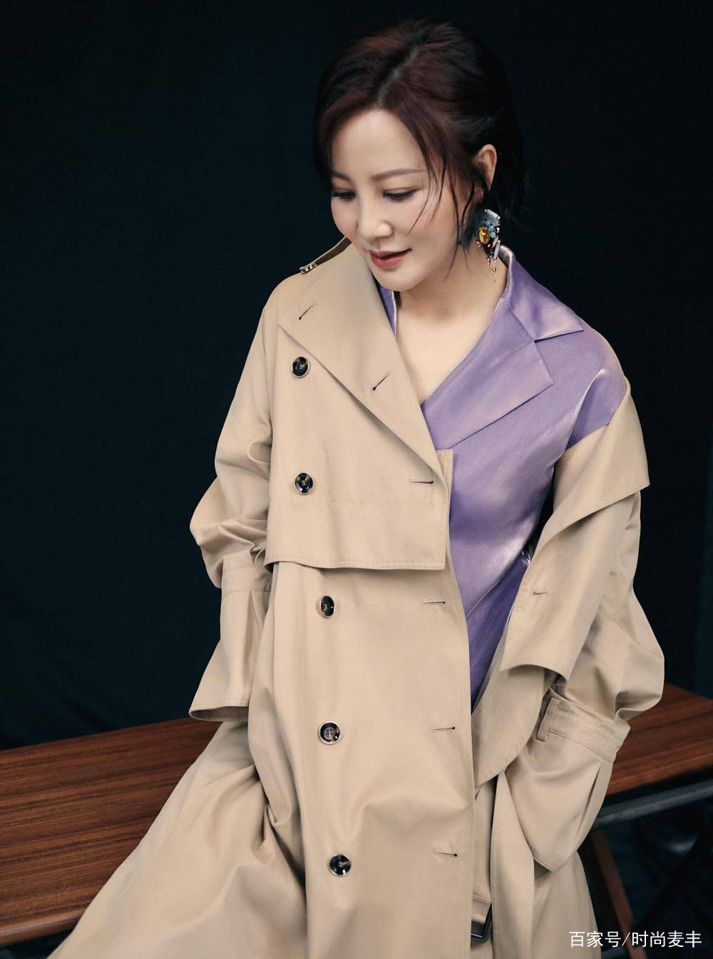 参演《风云雄霸天下》可至今未婚,50岁穿高开叉裙,锁骨太抢镜_陶虹