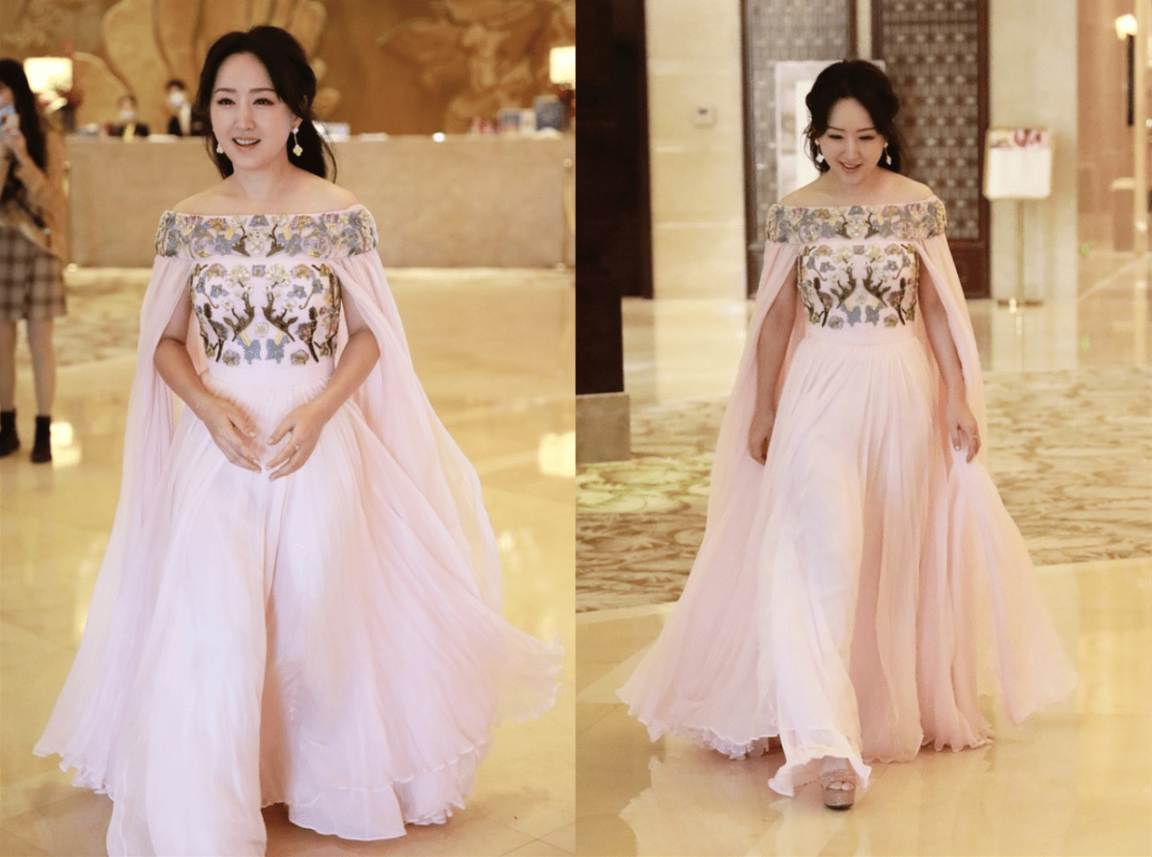 原创路人镜头下的杨钰莹挺普通的,不化妆有点显老,但一身穿搭有气质