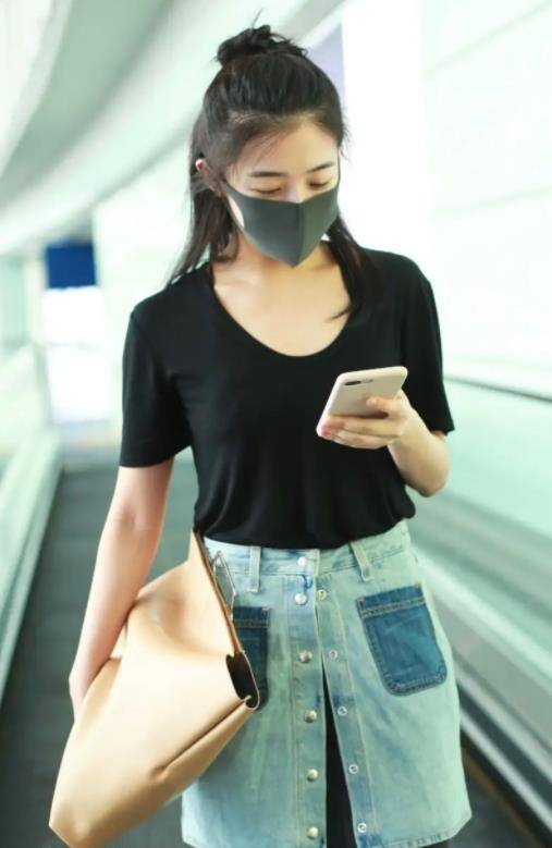短裙|张含韵身材气质真好，连穿两条“破”裙子，不显廉价反而很洋气