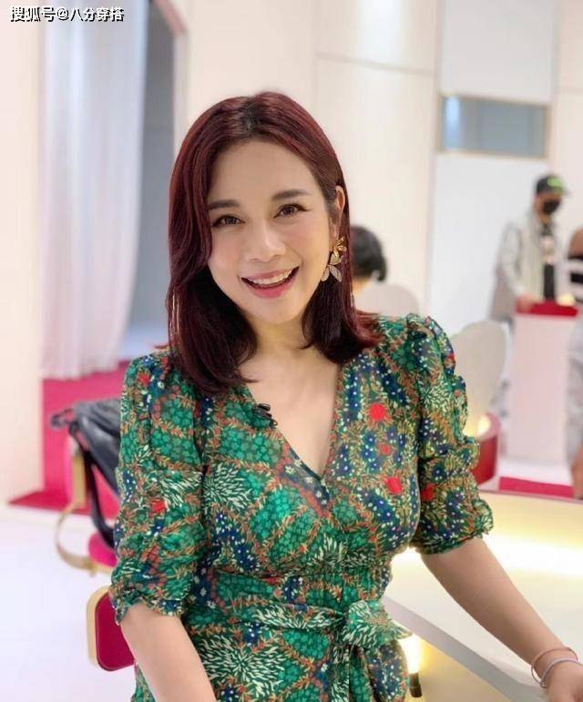陈松伶|陈松伶真会“赶时髦”,一身棕色西装清爽干练,利落温柔又有格调