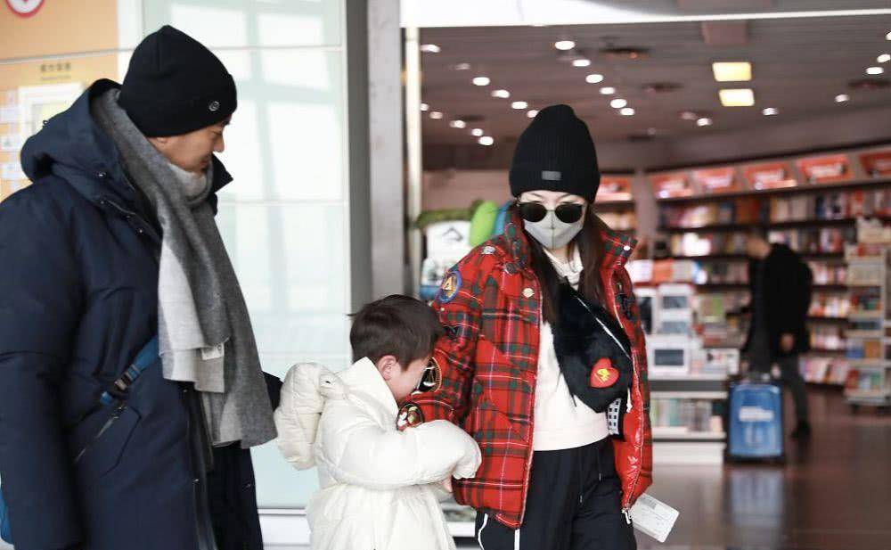 蓝色|霍思燕一家现身，穿棉衣也挡不住腰身，嗯哼一言不合就拿妈妈撒气