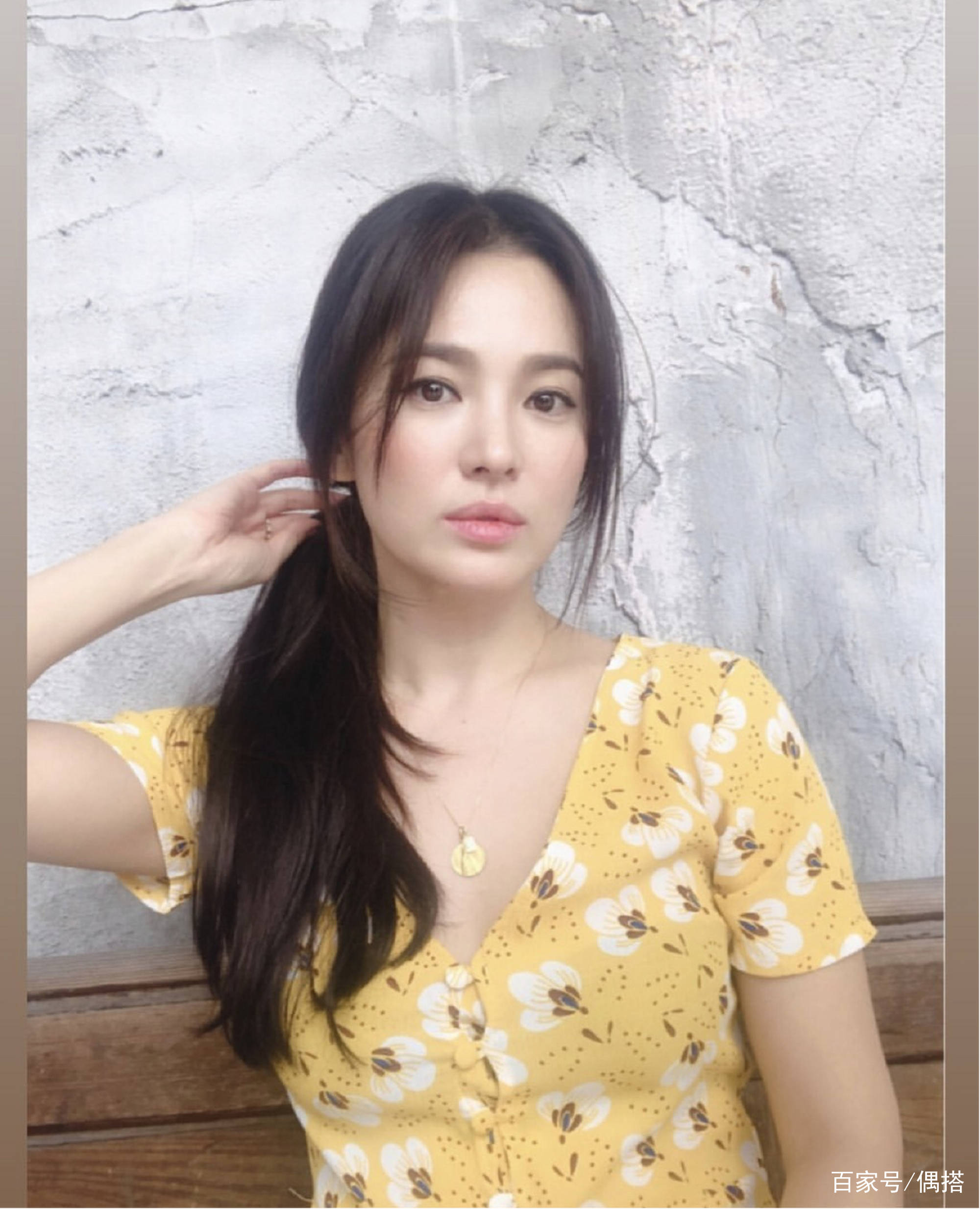 黑色|宋慧乔高调现身！长卷发搭薄纱长裙简约优雅，女神状态依旧